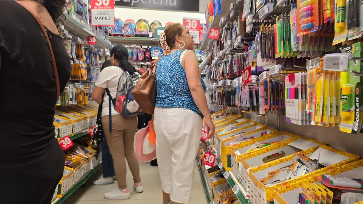 Afluencia tiendas útiles escolares-Maritza-Cuevas